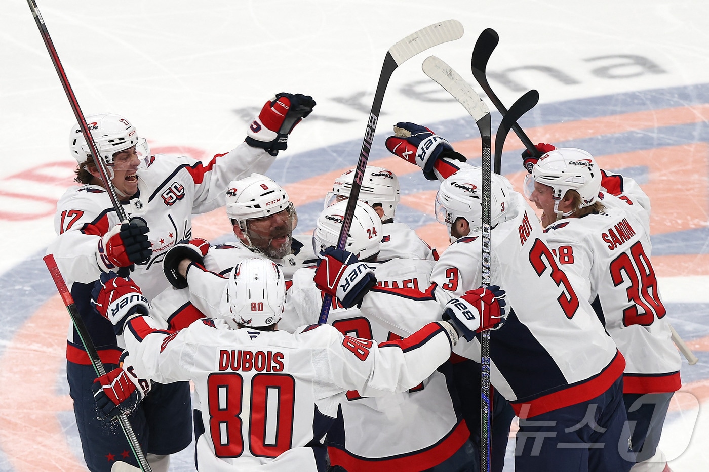 NHL 통산 최다골 신기록을 쓴 오베치킨이 동료들과 기쁨을 나누고 있다.ⓒ AFP=뉴스1
