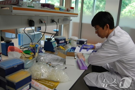 에이비엘바이오 연구원이 연구를 하고 있다.&#40;에이비엘바이오 제공&#41;/뉴스1