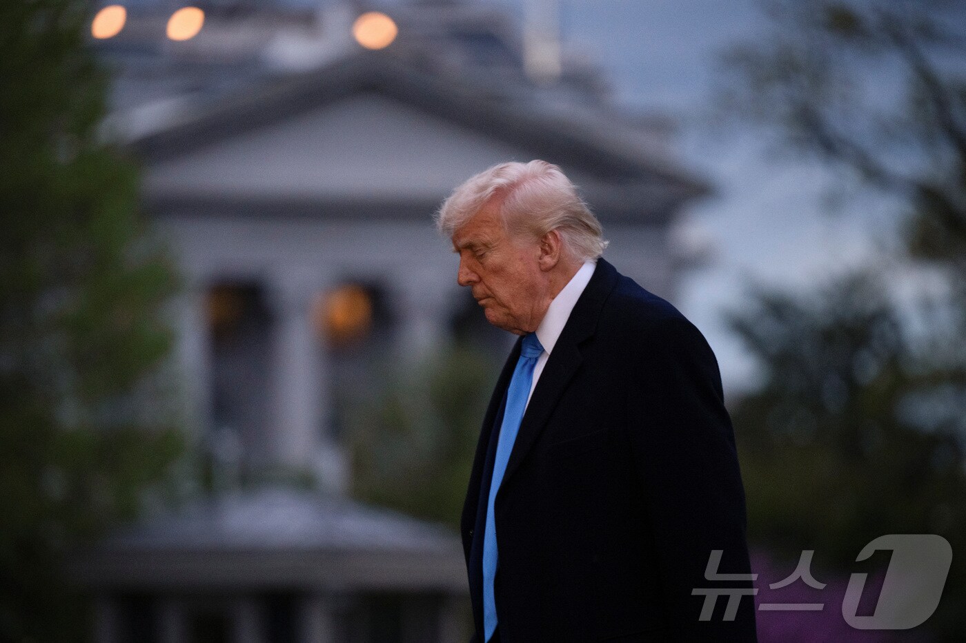 도널드 트럼프 미국 대통령이 6일(한국시간) 플로리다 마러라고에서 주말 일정을 마치고 미국 워싱턴DC의 백악관에 도착해 경내를 걸으며 잠시 생각에 잠겨 있다. ⓒ 로이터=뉴스1 ⓒ News1 류정민 특파원