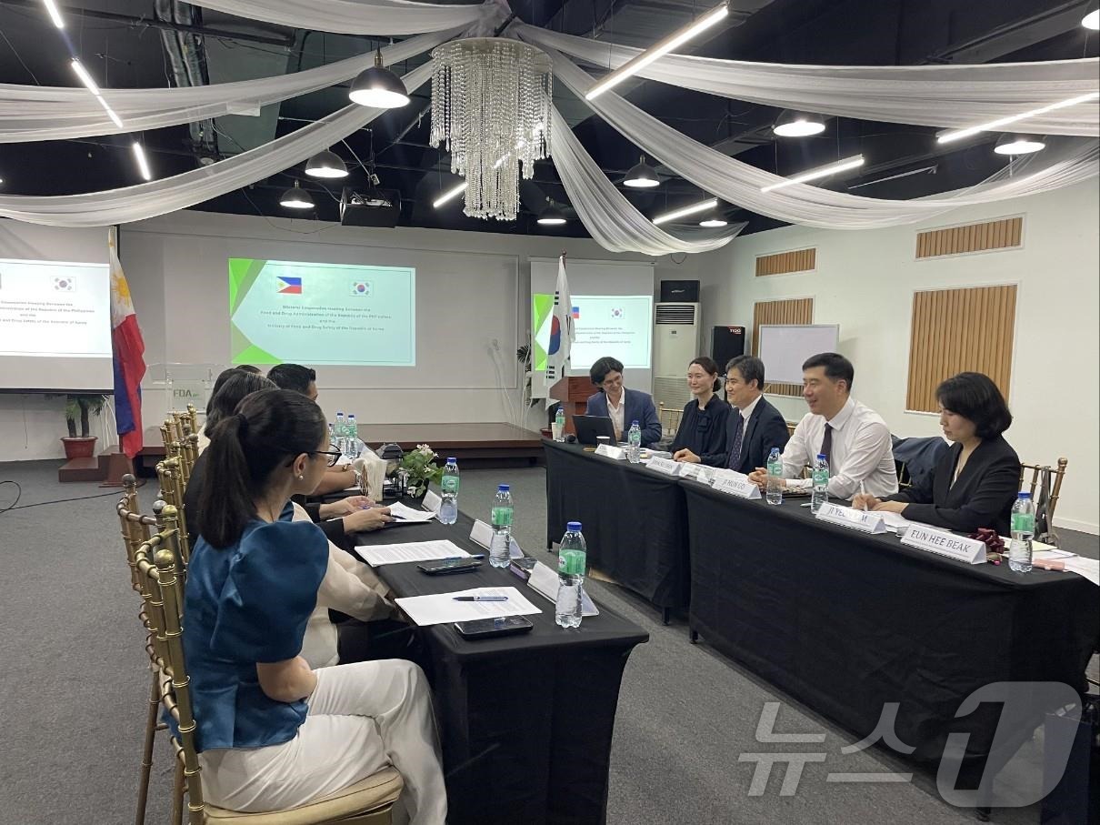 지난 3일 필리핀 마닐라에서 식약처와 필리핀 식약청이 만나 화장품 규제협력을 논의하고 있다. (식약처 제공) 2025.4.7/뉴스1