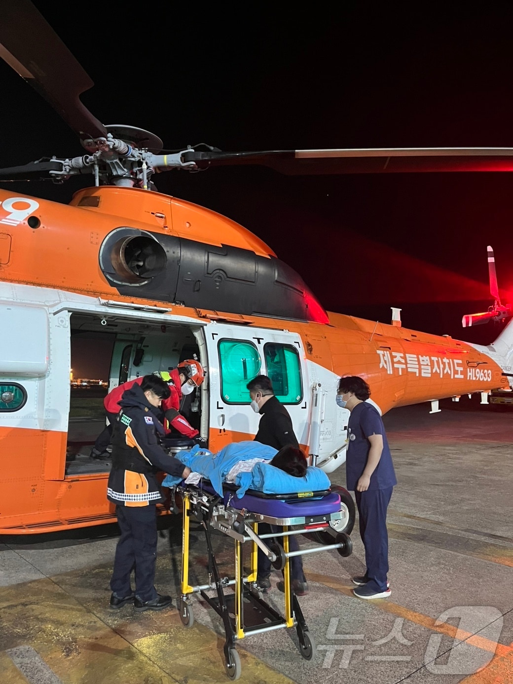 지난 6일 밤 8시17분 쯤 제주도소방안전본부가 27주차 임신부를 소방헬기로 옮기고 있다.(제주도소방안전본부 제공. 재판매 및 DB 금지)