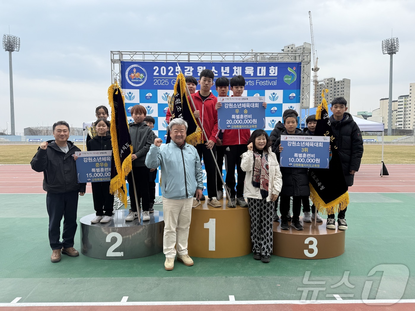 1부에서 우숭한 원주교육지원청, 준우승 춘천교육지원청, 3위 강릉교육지원청 소속 선수들.(강원교육청 제공, 재판매 및 DB금지)