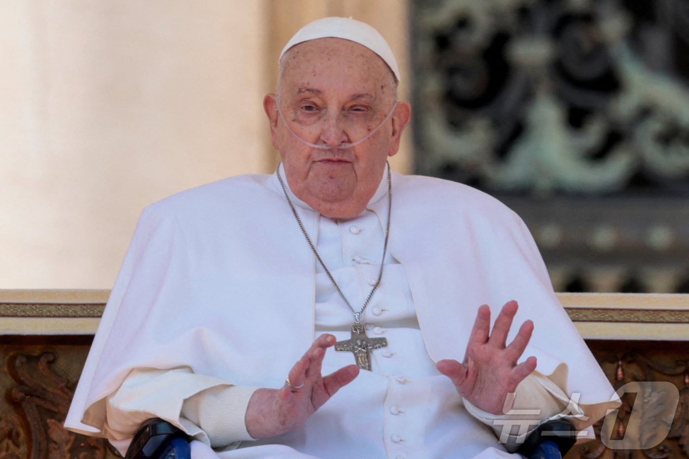 프란치스코 교황이 6일(현지시간) 퇴원 2주 만에 휠체어를 타고 호흡용 튜브를 꽂은 채 바티칸의 성 베드로 광장에 깜짝 등장해 "모두에게 좋은 일요일이 되길＂이라며 인사를 하고 있다. 2025.04.07 ⓒ 로이터=뉴스1 ⓒ News1 우동명 기자