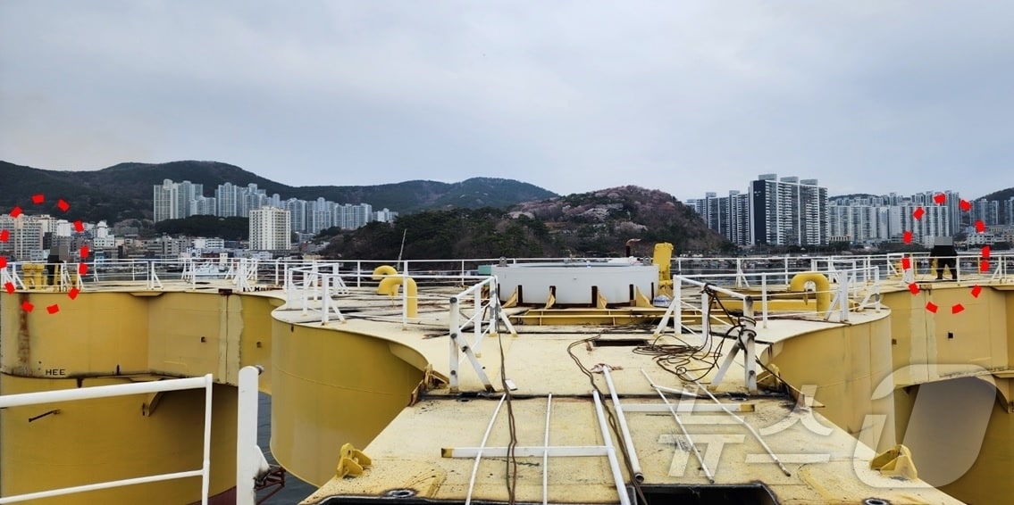 부산 다대포항에서 인부들이 선박 해체작업을 하고 있다.(해경 제공. 재판매 및 DB 금지)