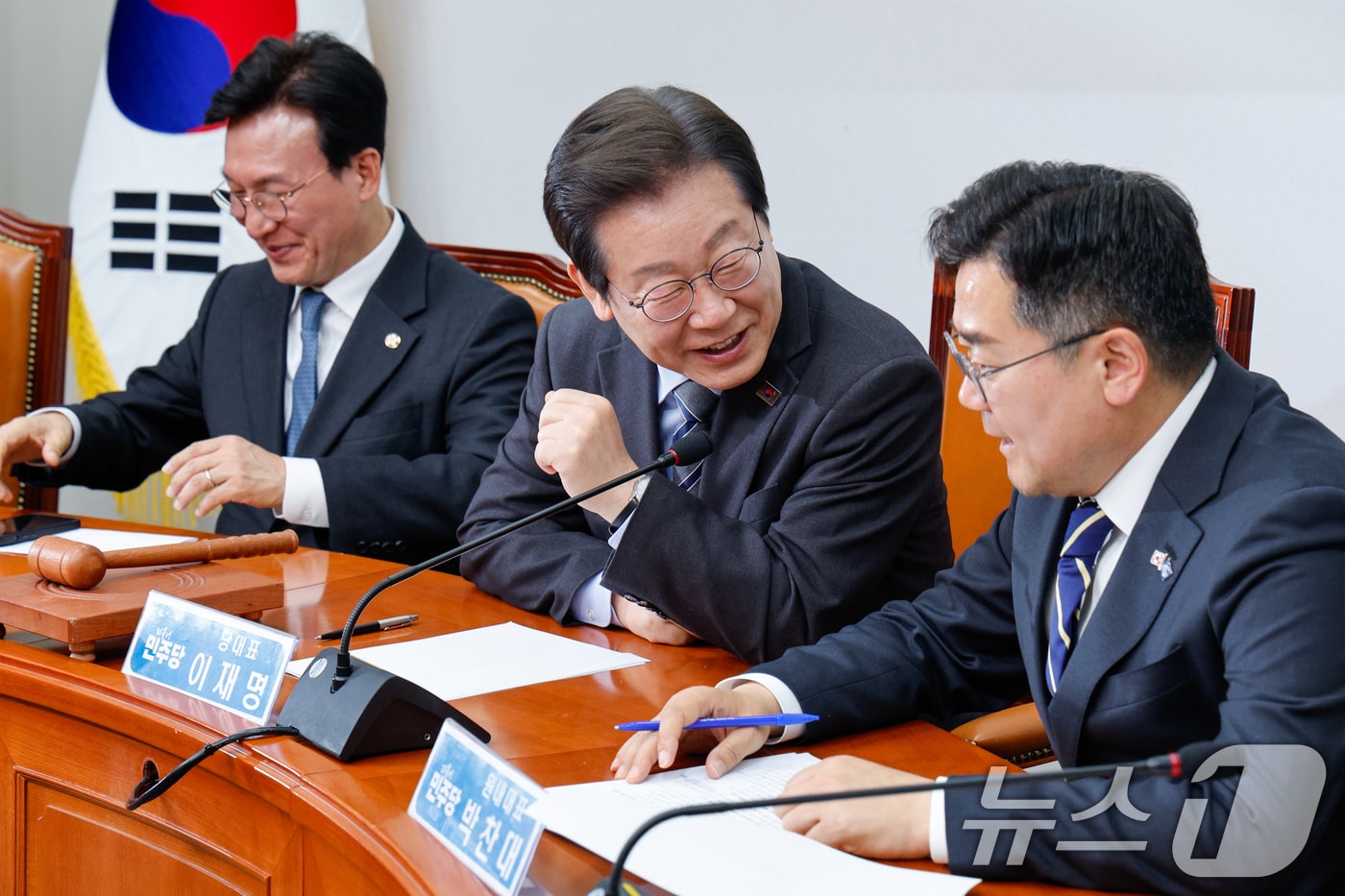 이재명 더불어민주당 대표가 7일 오전 서울 여의도 국회에서 열린 최고위원회의에서 홍준표 대구시장의 '탄핵 당한 당은 대선을 포기해야한다' 과거 발언 영상을 본 뒤 박찬대 원내대표와 웃으며 대화하고 있다. 2025.4.7/뉴스1 ⓒ News1 안은나 기자