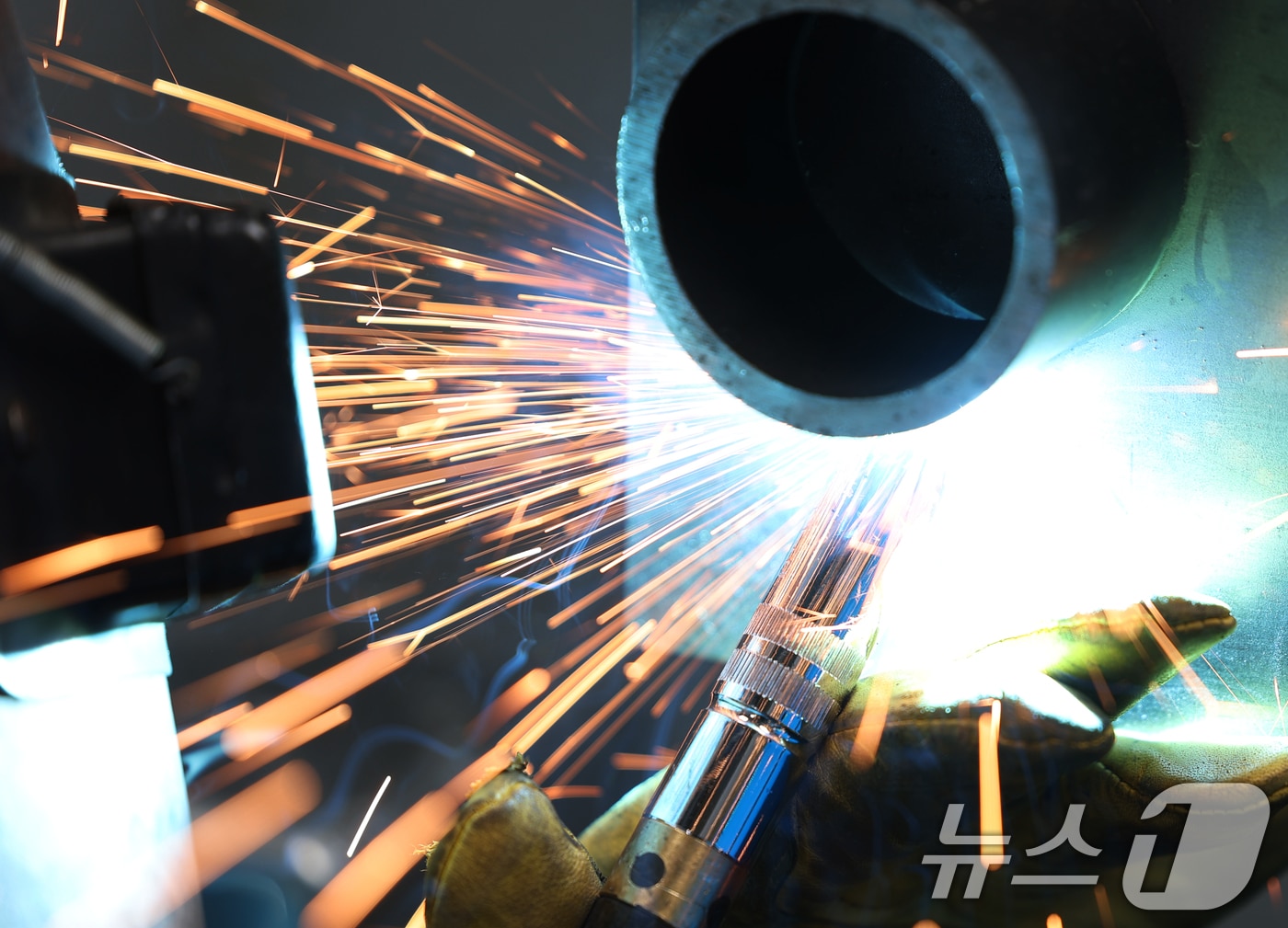 2025 경기도기능경기대회가 시작한 7일 오후 경기 안산시 상록구 안산공업고등학교에서 용접 종목에 참가한 선수가 실력 발휘를 하고 있다. 2025.4.7/뉴스1 ⓒ News1 김영운 기자