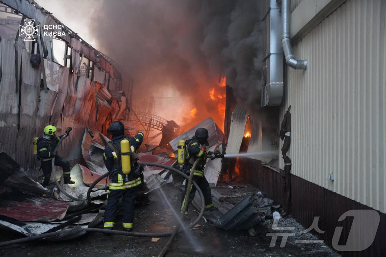 6일(현지시간) 우크라이나 키이우에서 러시아 군의 미사일 공격을 받아 불길에 휩싸인 건물서 소방대원이 진화를 하고 있다. 2025.04.07 ⓒ AFP=뉴스1 ⓒ News1 우동명 기자