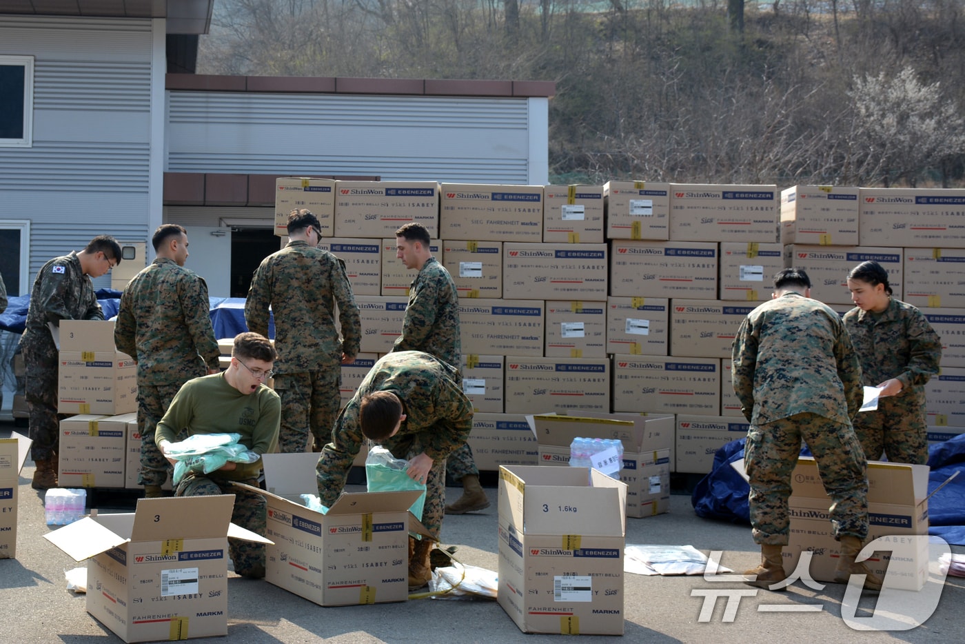 경북 포항에 주둔 중인 미 해병대 캠프무적 장병들과 일본 오키나와 미 해병 제3군수단 해병대원들이 지난 4일 산불 피해지역인 경북 청송군국민체육센터 앞에서 자원봉사자로 참여해 각종 구호물품을 옮기고 있다. 봉사활동은 경북경찰청의 지원요청으로 진행됐다.(독자제공. 재판매 및 DB금지) 2025.4.7/뉴스1 