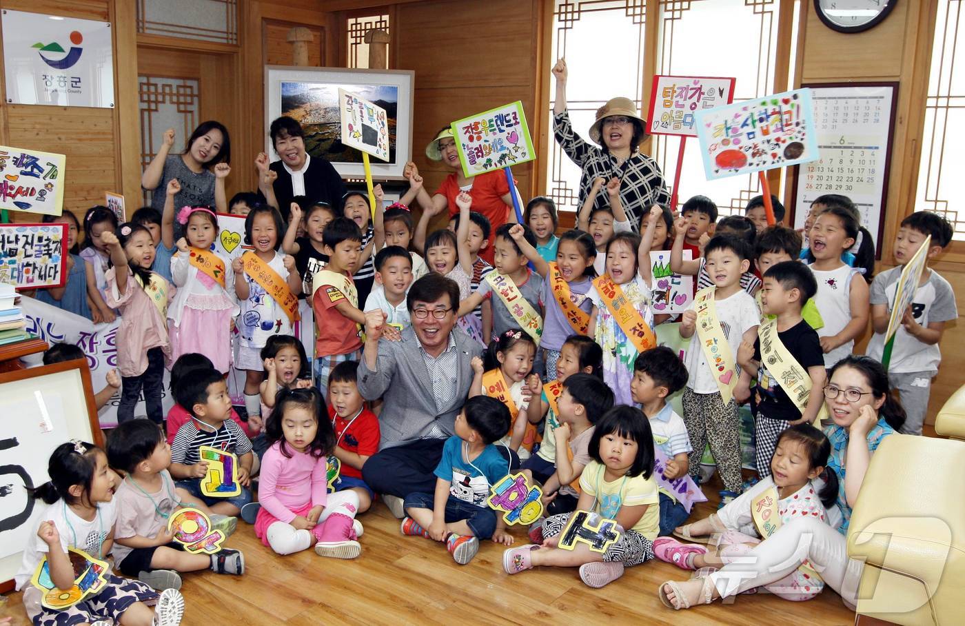 유치원생들과 자리를 함께한 김성 장흥군수.(장흥군 제공, 재배포 및 DB 금지) /뉴스1