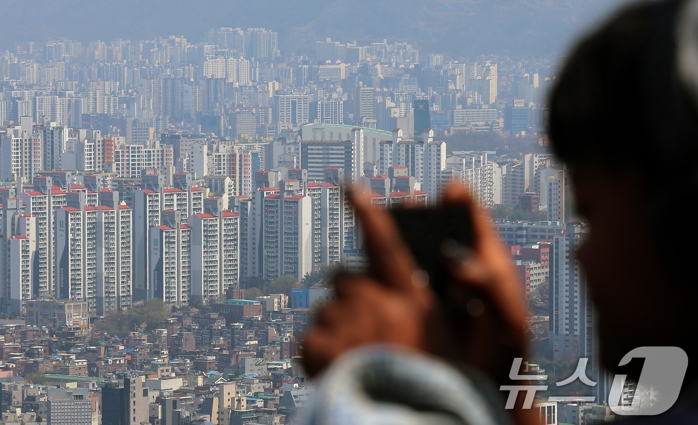 토지거래허가구역(토허제) 확대 및 재지정 이후 서울 강남3구(강남·서초·송파)와 용산구 등 4개 구에서 거래가 급감했다.사진은 이날 서울 남산에서 바라본 아파트 단지 모습. 2025.4.7/뉴스1 ⓒ News1 박정호 기자