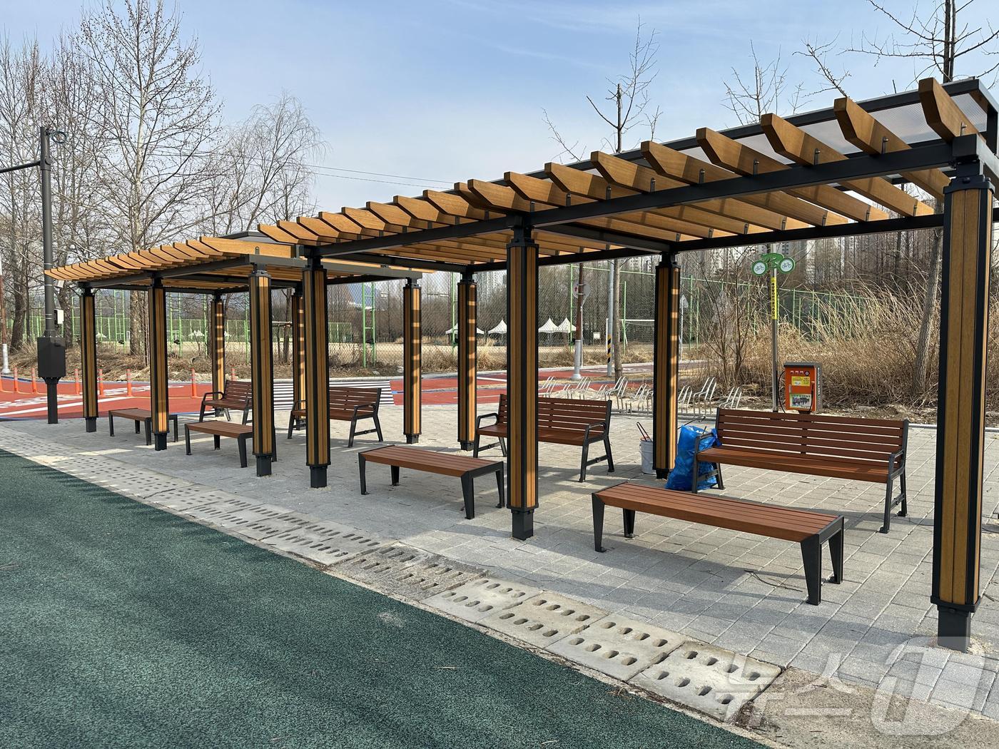  경기 하남시 한강 자전거도로에 조성된 벤치(하남시 제공, 재판매 및 DB 금지)/뉴스1