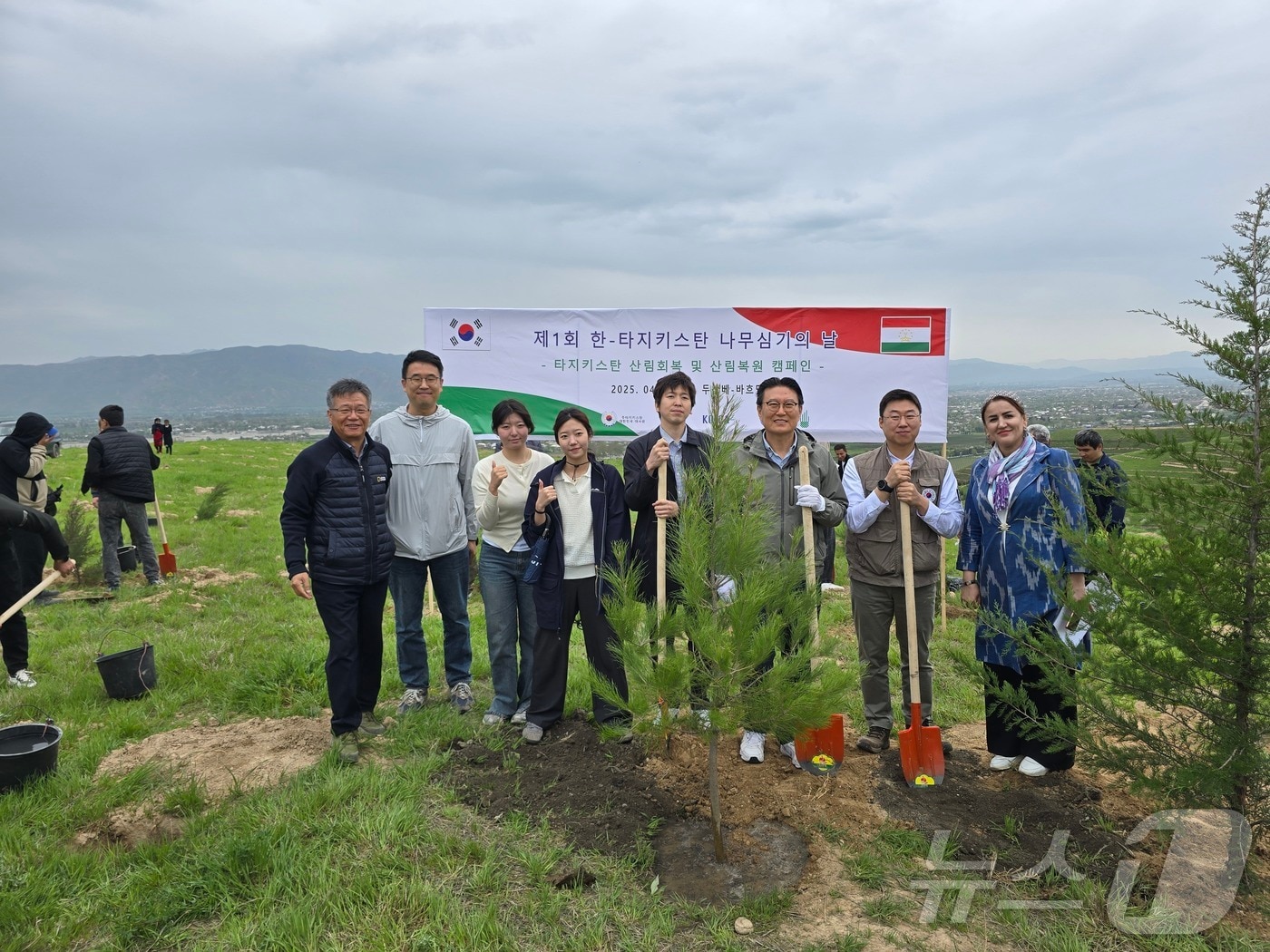 전성식 주타지키스탄 한국대사(오른쪽 세번째)와 참석자들이 기념사진을 촬영하고 있다. (산림청 제공.재판매 및 DB금지)/뉴스1