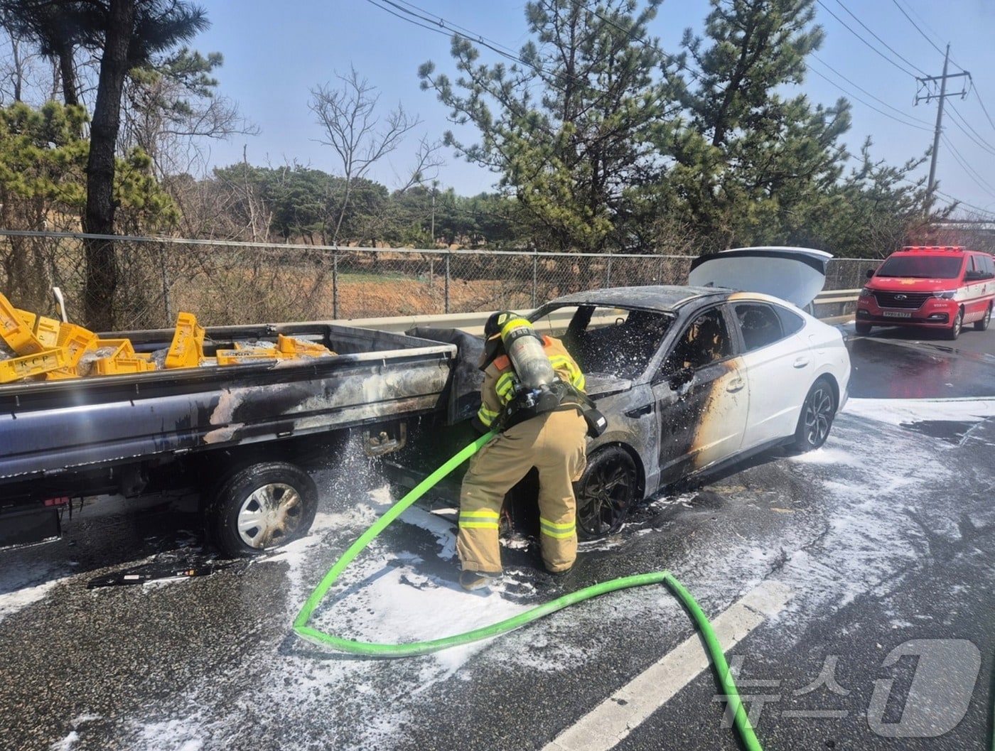 7일 오전 11시 40분께 충남 당진 신평면 국도에서 발생한 차량 3중 추돌 사고 현장에서 소방관이 화재를 진압하고 있다. (당진소방서 제공. 재판매 및 DB금지) /뉴스1 