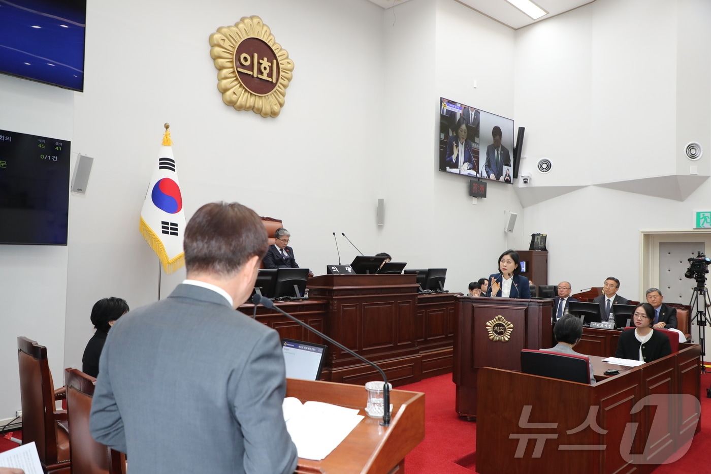 이승아 제주도의회 의원(더불어민주당·제주시 오라동)이 7일 제437회 도의회 임시회 제2차 본회의에서 진행된 도정 질문에서 오영훈 제주도지사를 상대로 질문하고 있다.(제주도의회 제공, 재판매 및 DB 금지)