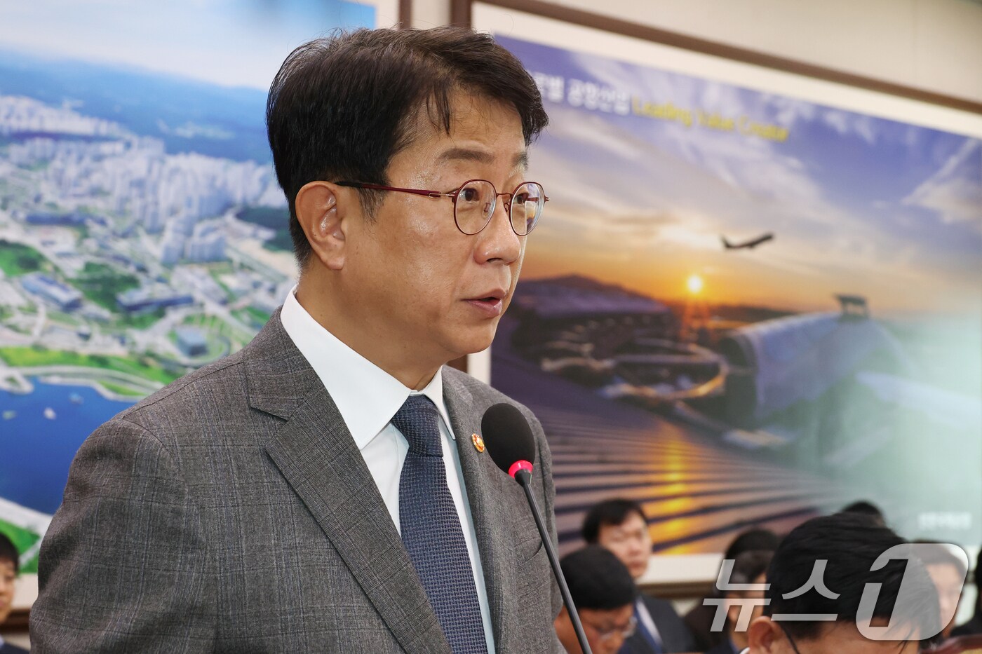 박상우 국토교통부장관이 7일 오후 서울 여의도 국회에서 열린 12.29여객기 참사진상규명과 피해자 및 유가족의 피해구제를 위한 특별위원회 전체회의에서 인사말을 하고 있다.. ⓒ News1 이광호 기자