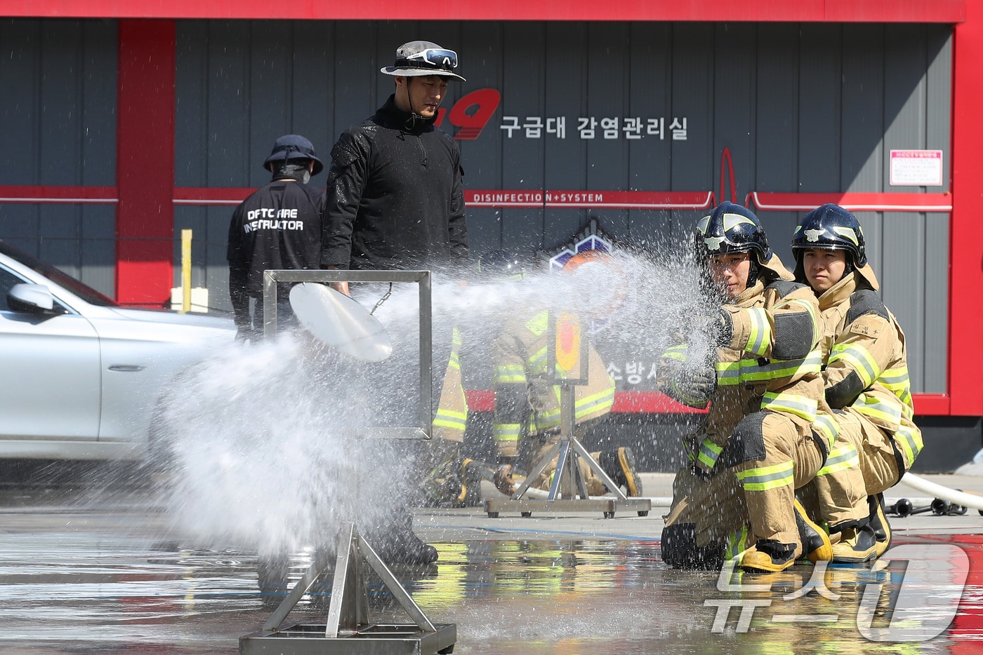 7일 오후 대구 서구 소방교육대 훈련탑에서 119안전센터 소속 화재진압대원 전원을 대상으로 실시된 '화재실무 역량강화 전문교육'에 참가한 소방관들이 신형 관창 조작 및 주수 기법을 익히고 있다. 2025.4.7/뉴스1 ⓒ News1 공정식 기자