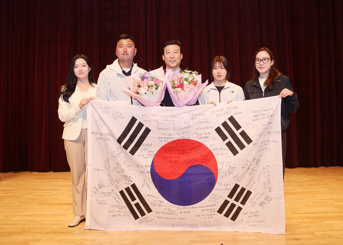 김택수 제27대 국가대표선수촌장&#40;가운데&#41;이 취임식 후 선수 등과 사진 촬영을 하고 있다. &#40;대한체육회 제공&#41;