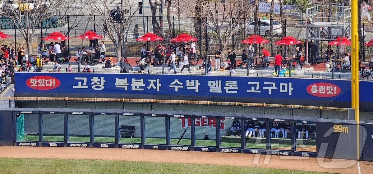 고창군이 광주 기아챔피언스필드 외야석에 광고판을 설치하고 고창산 농특산품 홍보에 나섰다.기아타이거즈 홈구장 광고문구(고창군 제공. 재판매 및 DB금지)