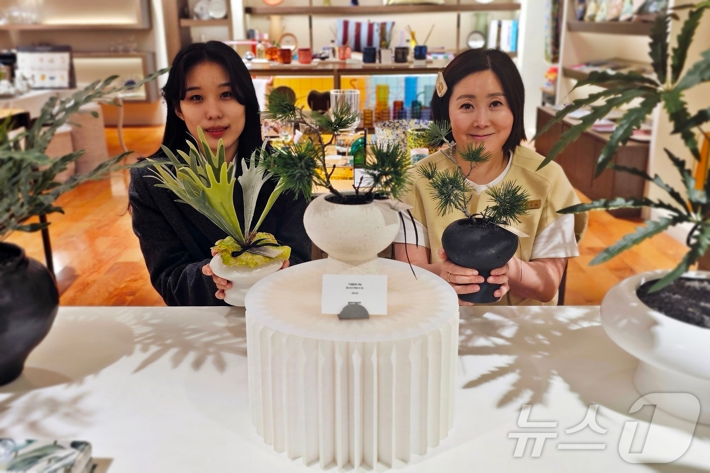 신세계백화점 센텀시티 관계자들이 플랜테리어 브랜드 '그리밋'의 제품을 소개하고 있다.(신세계 센텀시티 제공. 재판매 및 DB 금지)