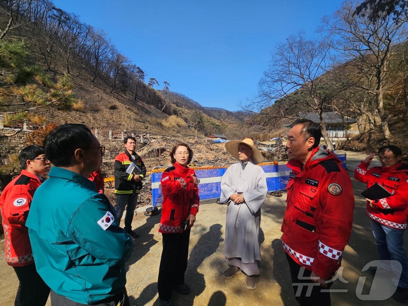 이미라 산림청 차장(가운데)이 고운사 주지스님과 사찰복원 지원 및 재해 예방 방안을 논의하고 있다. (산림청 제공.재판매 및 DB금지)/뉴스1