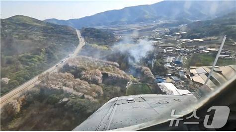 7일 오후 3시 31분쯤 경북 경주시 안강읍 검단리 한 야산에서 원인을 알 수 없는 불이 나 56분 만에 진화됐다.(산림청 제공. 재판매 및 DB 금지)