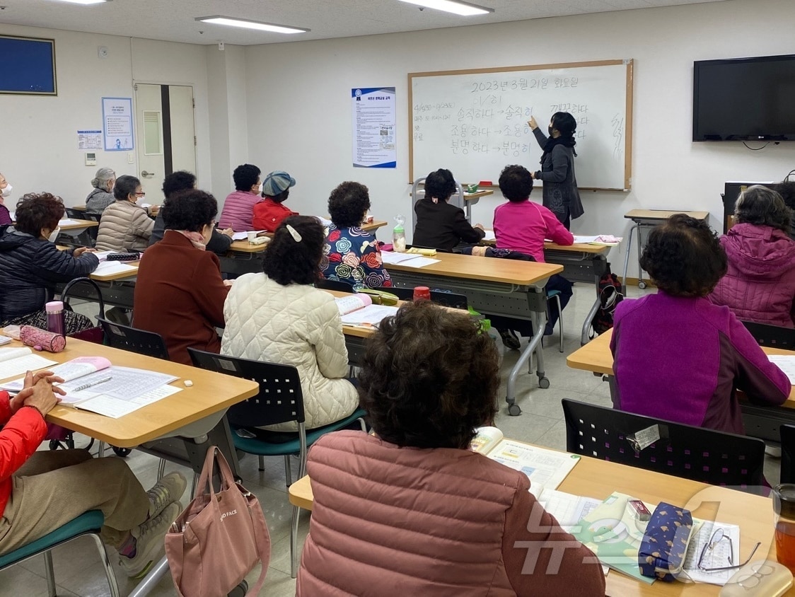 해운대구청에서 문해교육을 하고 있다.(해운대구청 제공.재판매 및 DB 금지)