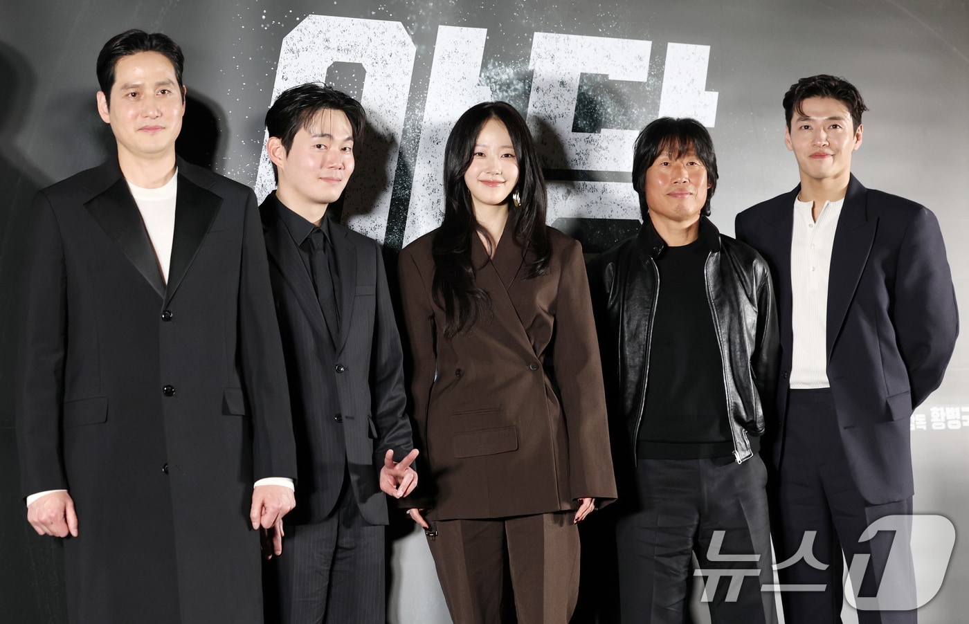 배우 박해준&#40;왼쪽부터&#41;과 류경수, 채원빈, 유해진, 강하늘이 7일 서울 강남구 메가박스 코엑스에서 열린 영화 &#39;야당&#39;&#40;감독 황병국&#41; 언론시사회에 참석해 포즈를 취하고 있다. ‘야당’은 대한민국 마약판을 설계하는 브로커 ‘야당’, 더 높은 곳에 오르려는 ‘검사’, 마약 범죄 소탕에 모든 것을 건 ‘형사’가 서로 다른 목적을 가지고 엮이며 펼쳐지는 범죄 액션이다, ⓒ News1 권현진 기자