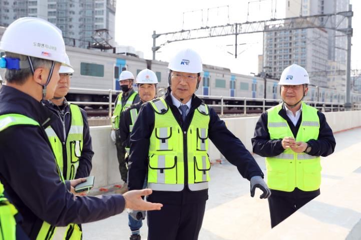 국가철도공단 이성해 이사장(오른쪽에서 2번째)이 7일 월곶∼판교 복선전철 건설 현장에서 추락사고 위험 개소 안전 점검을 하고 있다.(국가철도공단 제공)