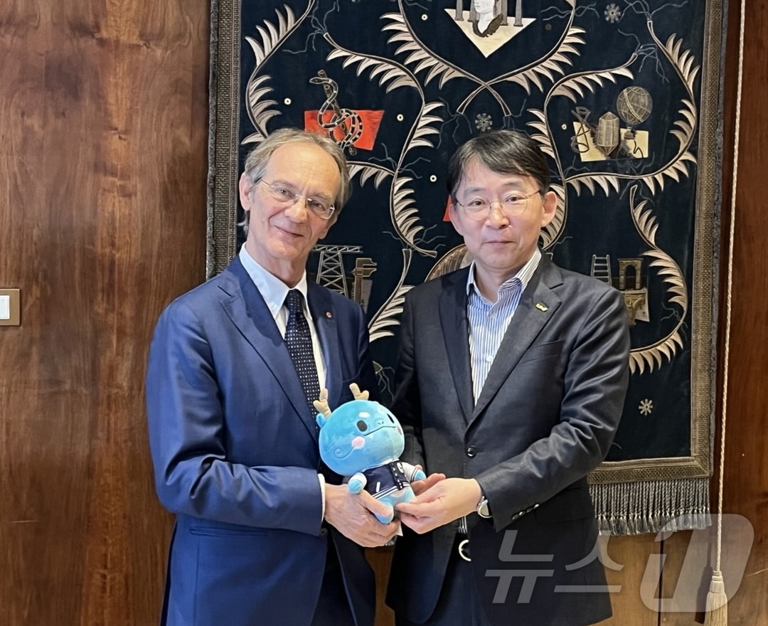 박상규 총장(오른쪽)과 주세페 칙카로네(Giuseppe Ciccarone) 부총장. (중앙대 제공)