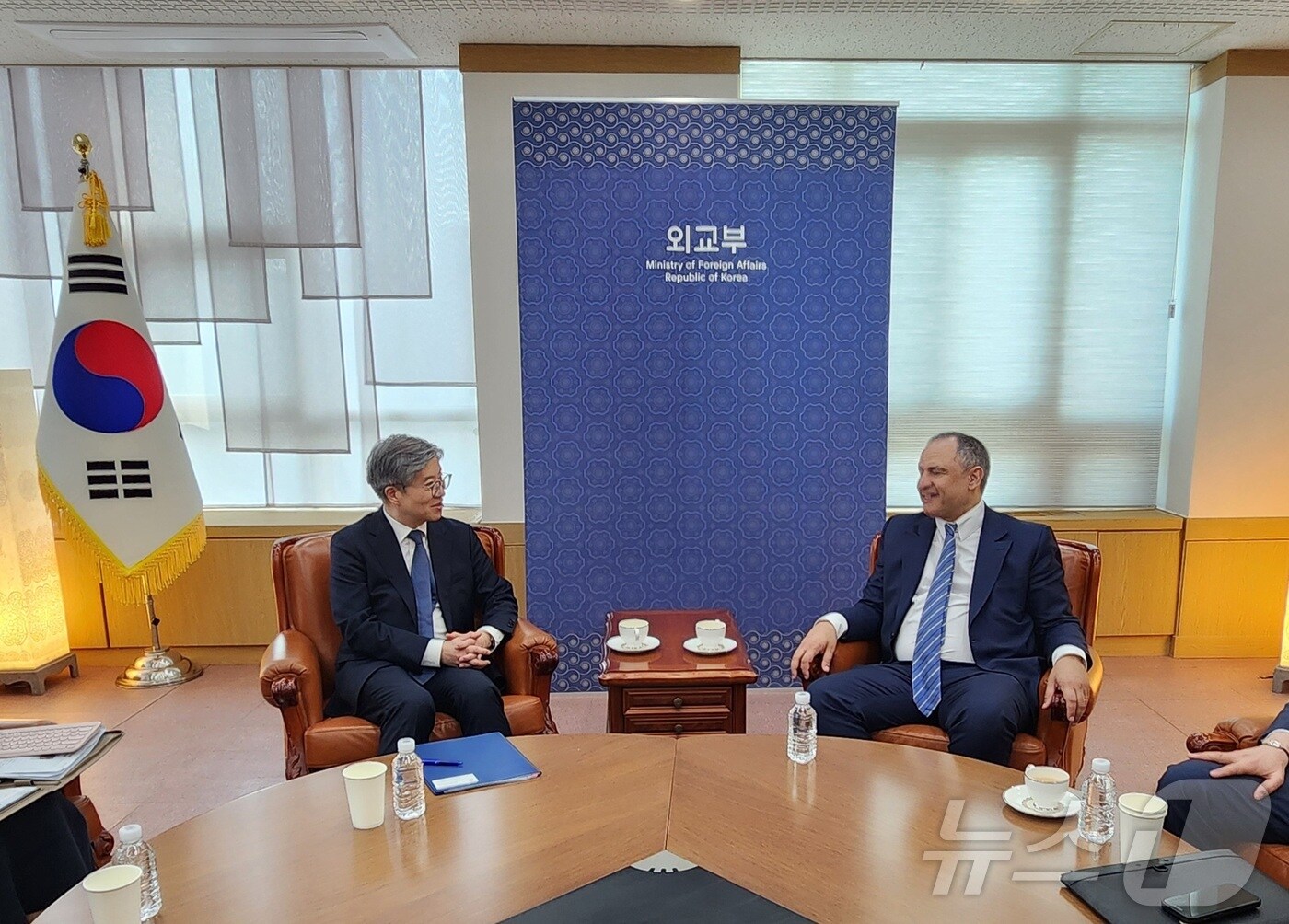 김희상 외교부 경제외교조정관은 7일 정부 청사에서 방한 중인 리아드 메주르 모로코 산업통상부 장관을 만났다. 2025.04.07. (외교부 제공)