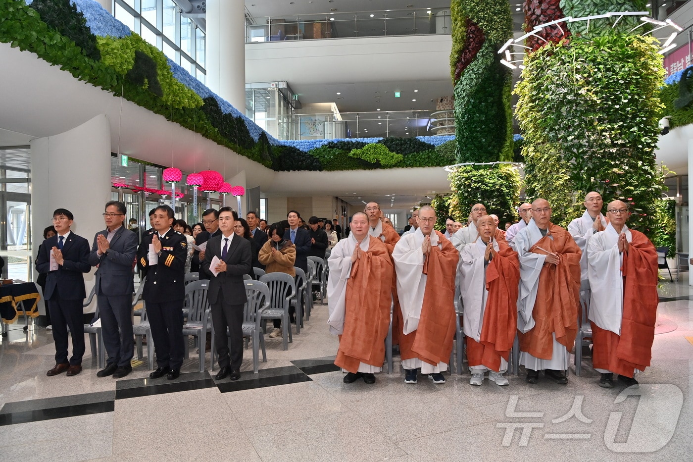 김태흠 충남도지사(앞줄 왼쪽 네 번째)가 충남도청 불자회 관계자와 도신 수덕사 주지 등 스님들과 ‘불기 2569년 부처님 오신날 봉축 연등법회’를 봉행하고 있다.(충남도 제공. 재판매 및 DB금지)/뉴스1