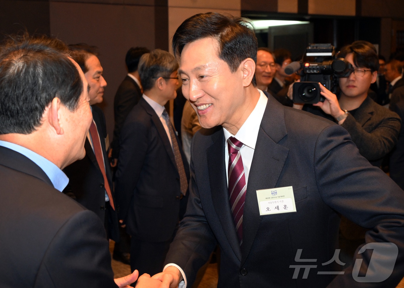 오세훈 서울시장이 7일 오후 서울 중구 한국프레스센터에서 열린 '제69회 신문의 날' 기념축하연에서 참석자들과 인사를 나누고 있다.. (서울시 제공)