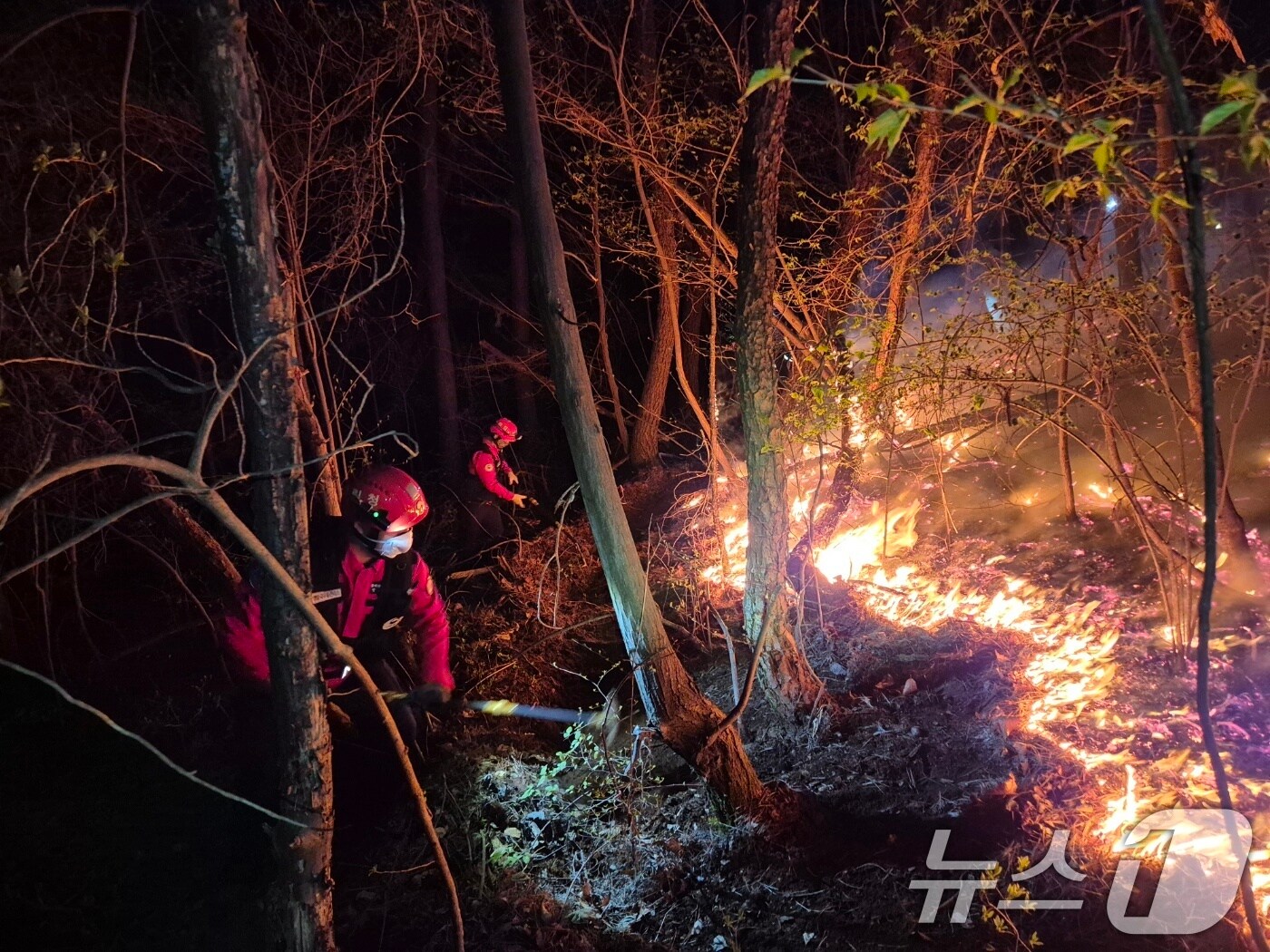 7일 산불이 발생한 경상남도 하동군 옥종면 회신리 산2 일원에서 산불진화대원들이 진화 작업을 이어가고 있다. &#40;산림청 제공. 재판매 및 DB금지&#41; 2025.4.7/뉴스1