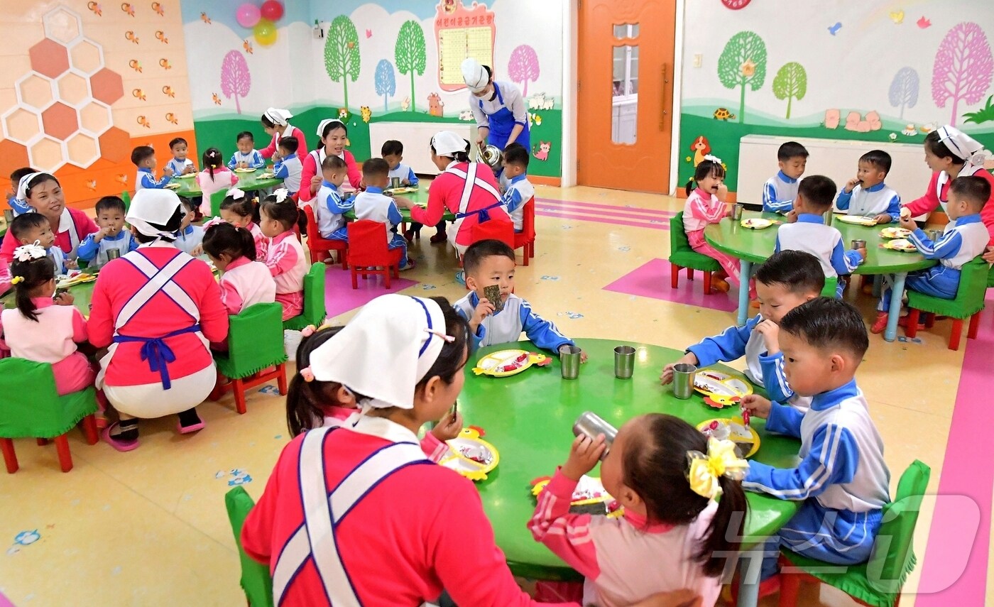 (평양 노동신문=뉴스1) = 북한 노동당 기관지 노동신문은 8일 "평양시와 각 도에서는 젖(우유) 생산과 가공능력을 지난해보다 높은 수준으로 끌어올려 당의 육아정책 집행에서 뚜렷한 결실을 가져오고 있다＂고 보도했다. [국내에서만 사용가능. 재배포 금지. DB 금지. For Use Only in the Republic of Korea. Redistribution Prohibited] rodongphoto@news1.kr