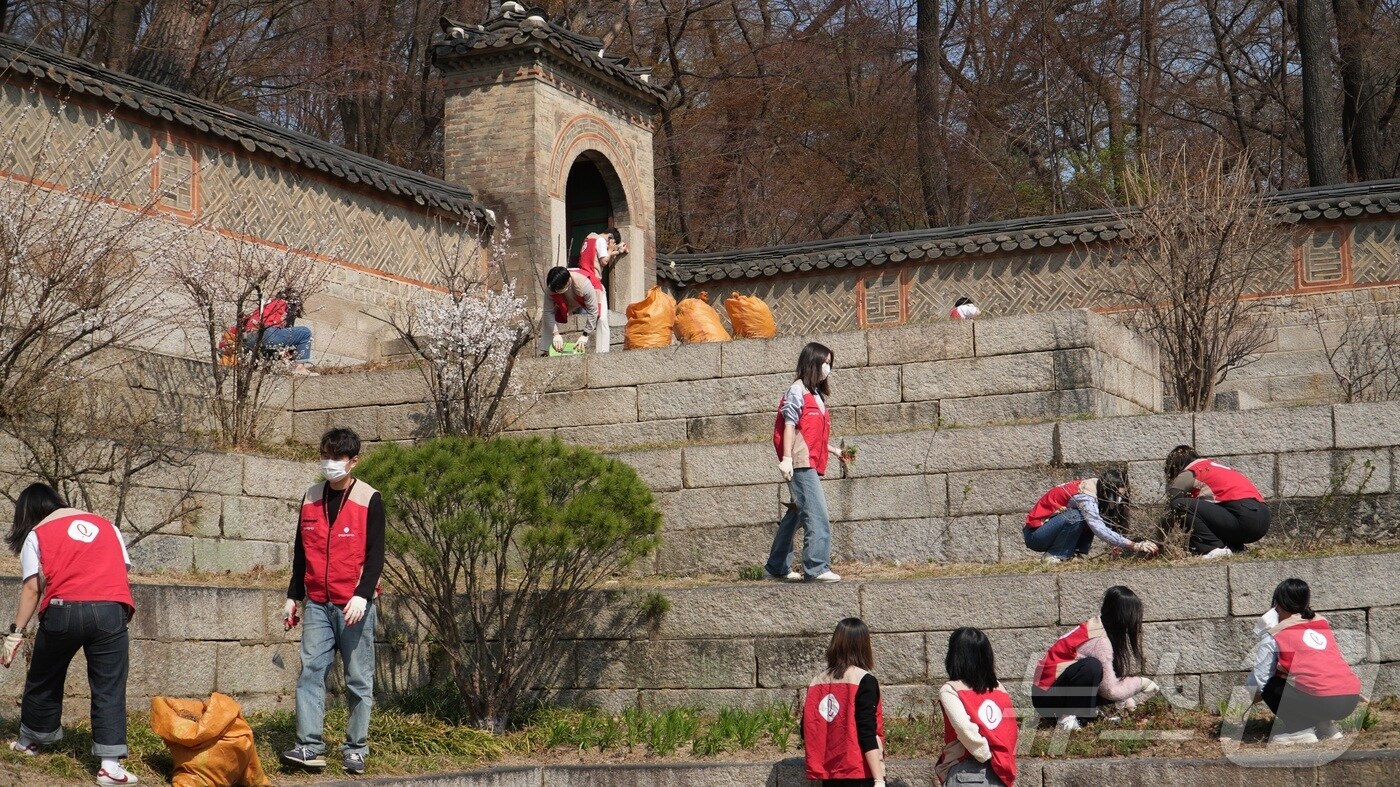 롯데글로벌로지스가 고궁 환경 정화 활동을 진행했다 (롯데글로벌로지스 제공)