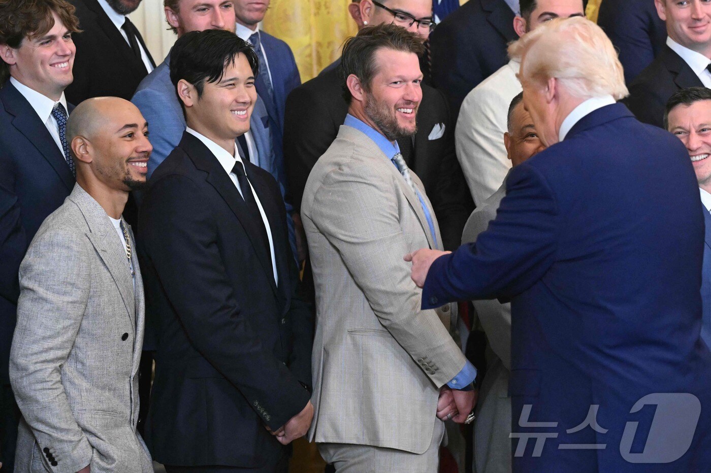 도널드 트럼프 미국 대통령이 무키 베츠, 오타니 쇼헤이, 클레이튼 커쇼와 대화를 나누고 있다. 2025.04.07. ⓒ AFP=뉴스1