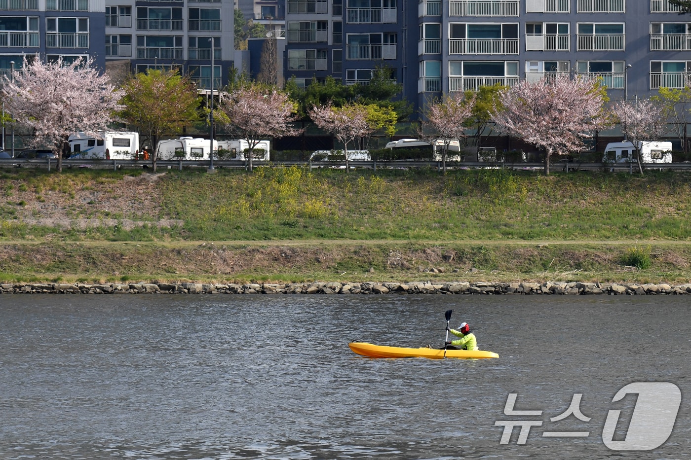 8일 오전 경북 포항시 남구 연일읍 형산강에서 한 시민이 고무보트를 타고 있다. 2025.4.8/뉴스1 ⓒ News1 최창호 기자