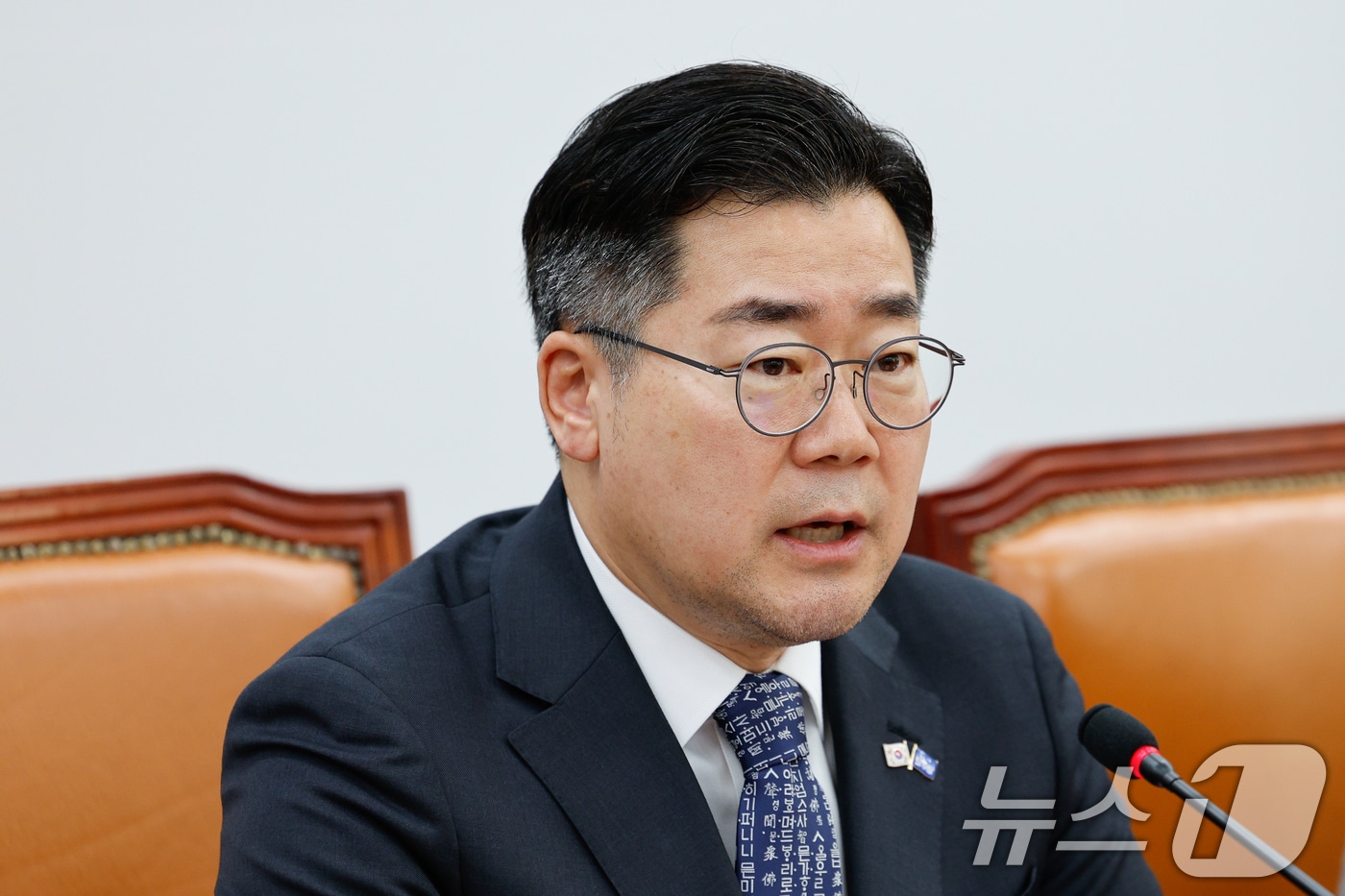 박찬대 더불어민주당 원내대표가 8일 오전 서울 여의도 국회에서 열린 원내대책회의에 참석해 모두 발언하고 있다. 2025.4.8/뉴스1 ⓒ News1 안은나 기자