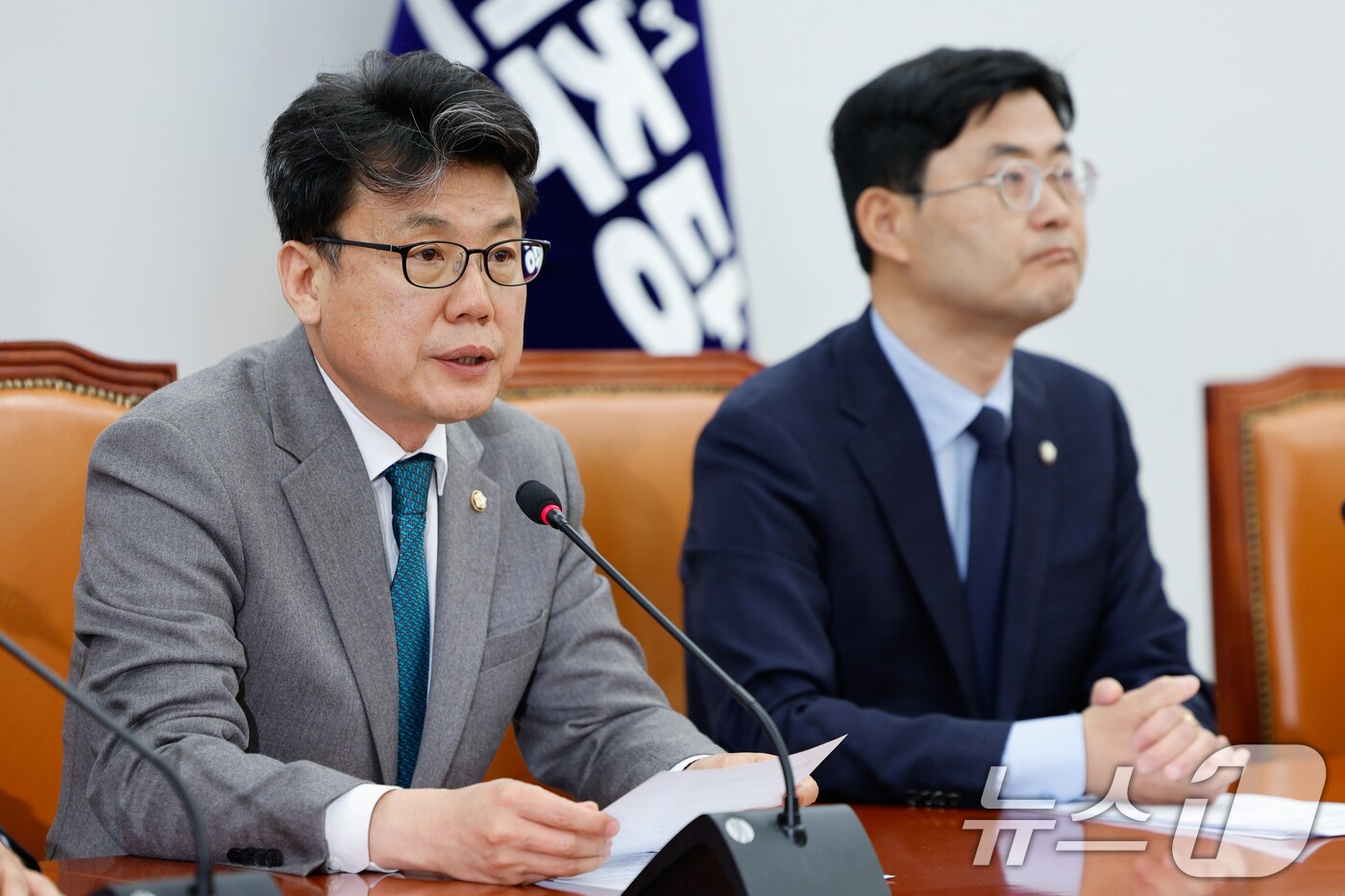 진성준 더불어민주당 정책위의장이 8일 오전 서울 여의도 국회에서 열린 원내대책회의에 참석해 발언하고 있다. 2025.4.8/뉴스1 ⓒ News1 안은나 기자