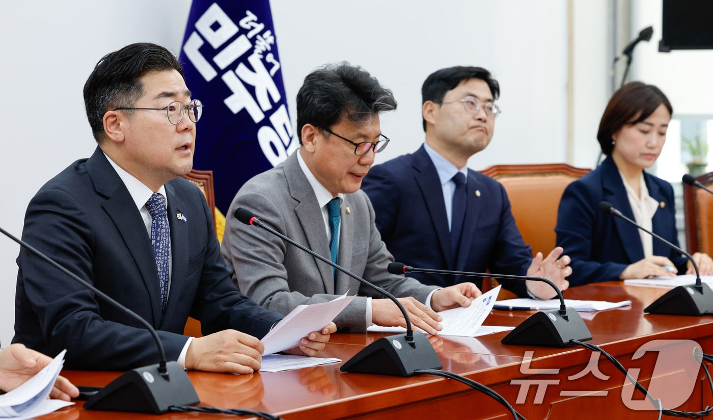 박찬대 더불어민주당 원내대표가 8일 오전 서울 여의도 국회에서 열린 원내대책회의에 참석해 모두 발언하고 있다. 2025.4.8/뉴스1 ⓒ News1 안은나 기자