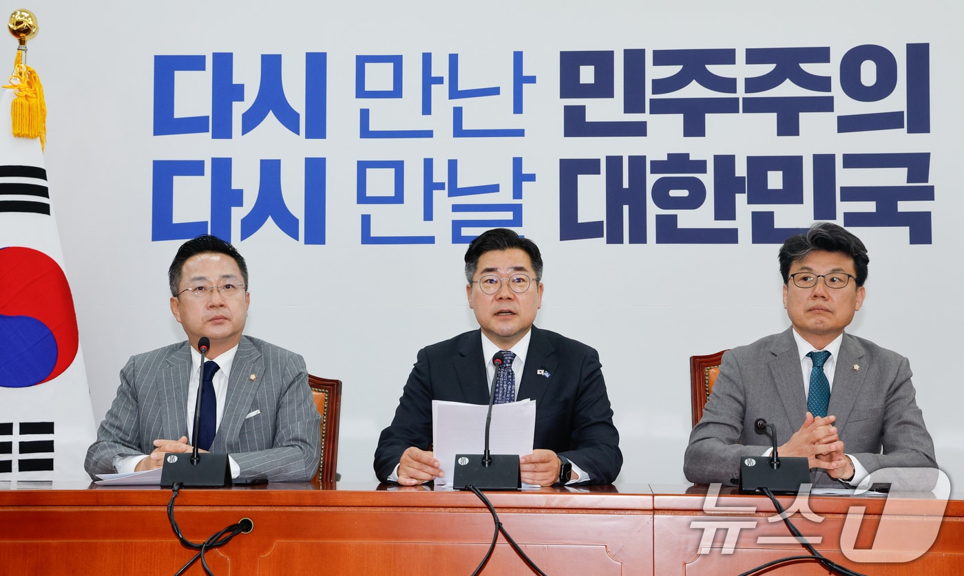박찬대 더불어민주당 원내대표가 8일 오전 서울 여의도 국회에서 열린 원내대책회의에 참석해 모두 발언하고 있다. 2025.4.8/뉴스1 ⓒ News1 안은나 기자