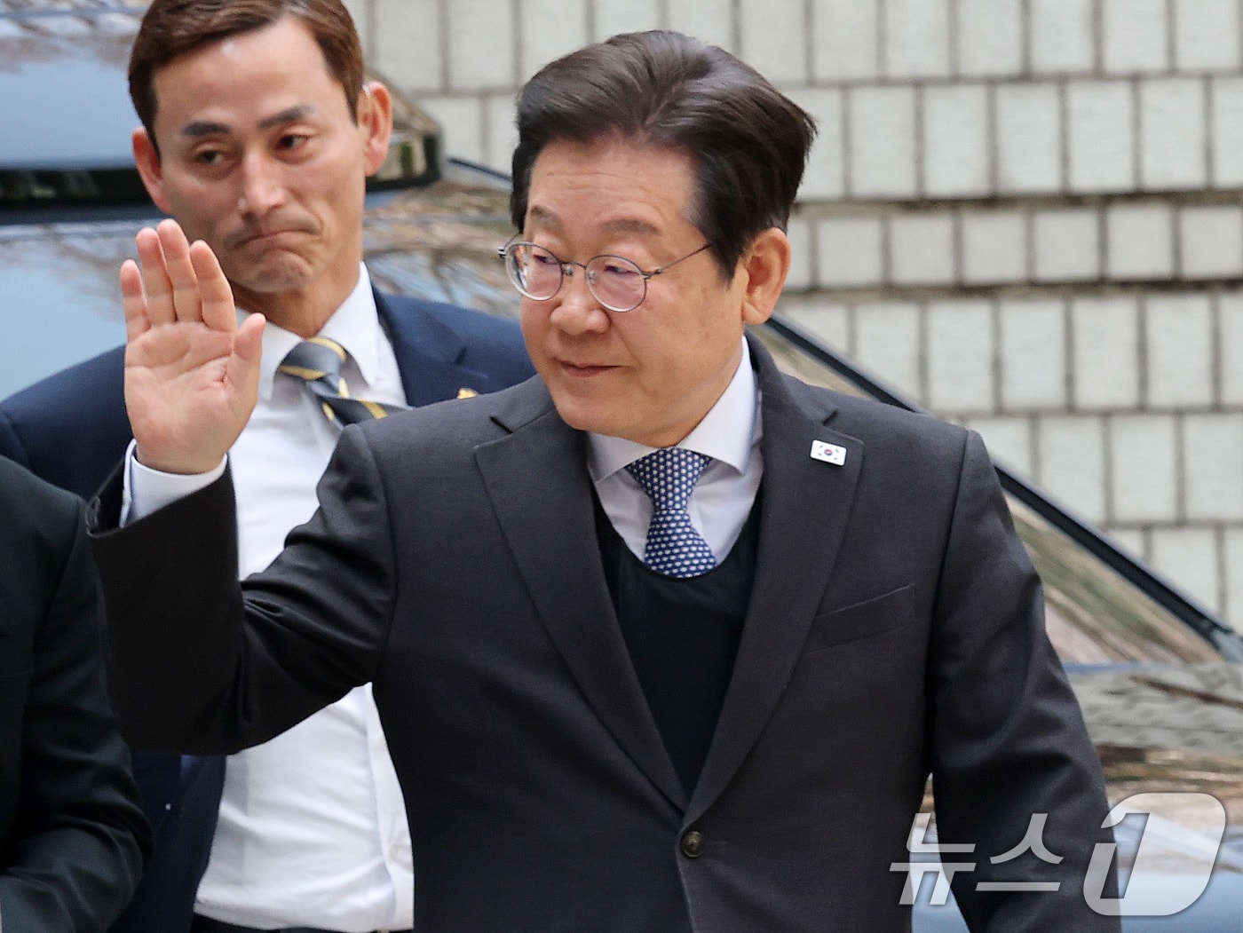 이재명 더불어민주당 대표가 8일 서울 서초구 중앙지법에서 열린 대장동 배임 및 성남FC 뇌물 의혹 1심 속행 공판에 출석하며 지지자들에게 손을 들어 인사하고 있다. 2025.4.8/뉴스1 ⓒ News1 박세연 기자