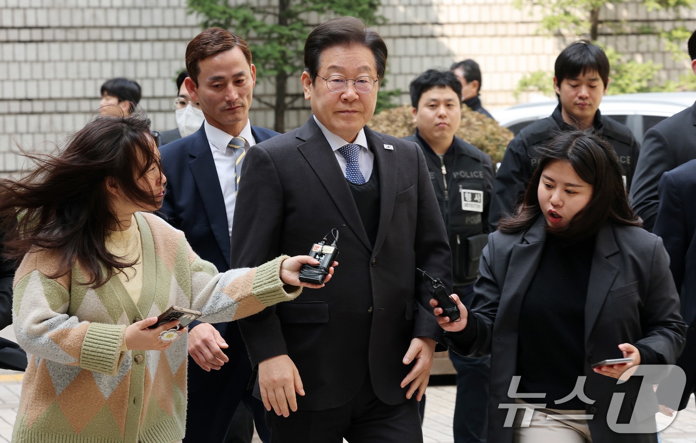 이재명 더불어민주당 대표가 8일 서울 서초구 중앙지법에서 열린 대장동 배임 및 성남FC 뇌물 의혹 1심 속행 공판에 출석하고 있다. 2025.4.8/뉴스1 ⓒ News1 박세연 기자
