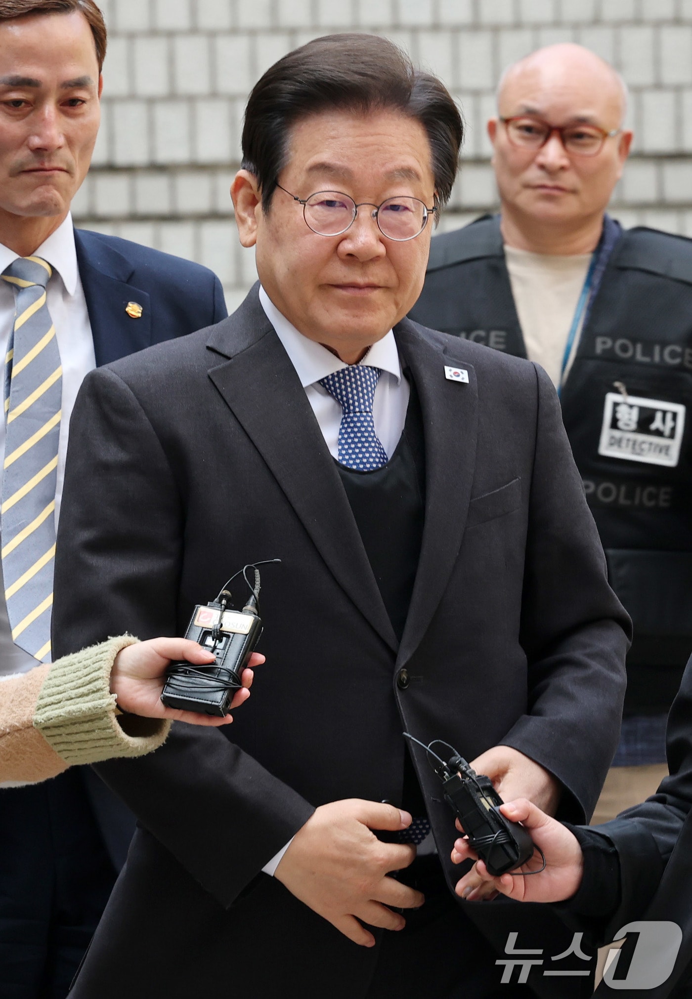 이재명 더불어민주당 대표가 8일 서울 서초구 중앙지법에서 열린 대장동 배임 및 성남FC 뇌물 의혹 1심 속행 공판에 출석하고 있다. 2025.4.8/뉴스1 ⓒ News1 박세연 기자