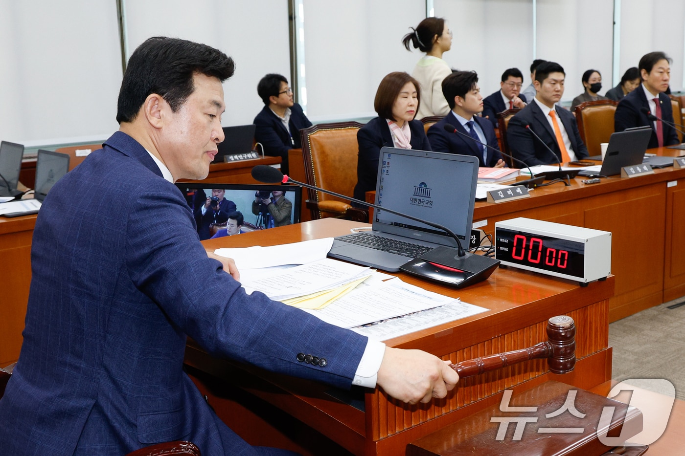 윤영석 국회 연금개혁 특별위원회 위원장이 8일 오전 서울 여의도 국회에서 열린 연금개혁 특위 제1차 전체회의에서 김미애 국민의힘, 오기형 더불어민주당 간사 선임의 건 통과를 알리고 있다. 2025.4.8/뉴스1 ⓒ News1 안은나 기자