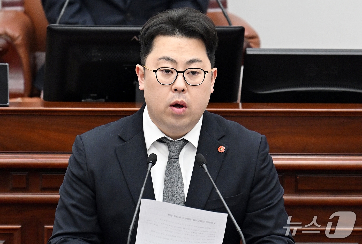 한동수 제주특별자치도의회 의원(더불어민주당·제주시 이도2동 을)이 8일 오전 제437회 도의회 임시회 제3차 본회의에서 오영훈 제주특별자치도지사를 상대로 도정질문을 하고 있다.(제주특별자치도의회 제공, 재판매 및 DB 금지)