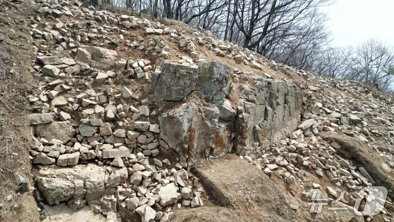 토석혼축 기법이 확인된 함안 봉산산성 유적(함안군 제공. 재판매 및 DB금지).
