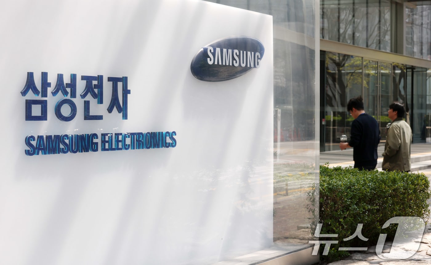 서울 서초구 삼성전자 서초사옥에서 관계자들이 드나들고 있다. /뉴스1 ⓒ News1