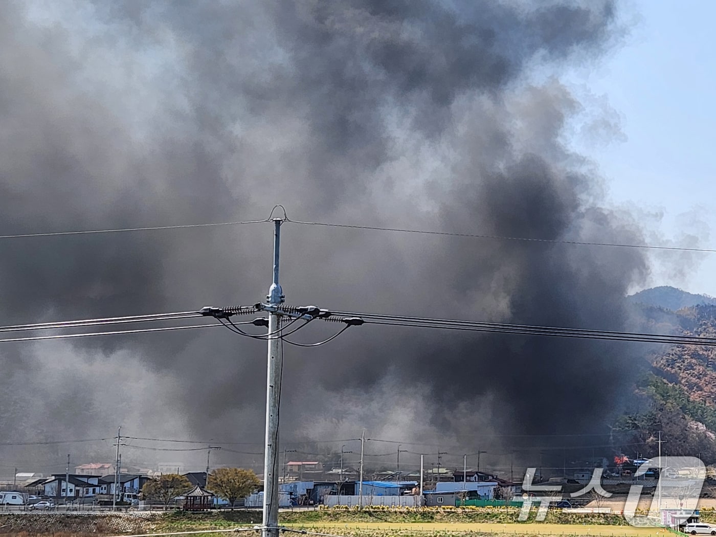 8일 낮 12시48분쯤 경북 영덕군 영덕읍 천전리의 한 주택 창고에서 원인을 알 수 없는 불이 나 검은 연기가 치솟았다. 영덕군과 소방당국은 헬기 1대, 펌프차 18대, 대원 40여명을 투입해 진화했다. (독자 제공, 제판매 및 DB 금지) 2025.4.8/뉴스1