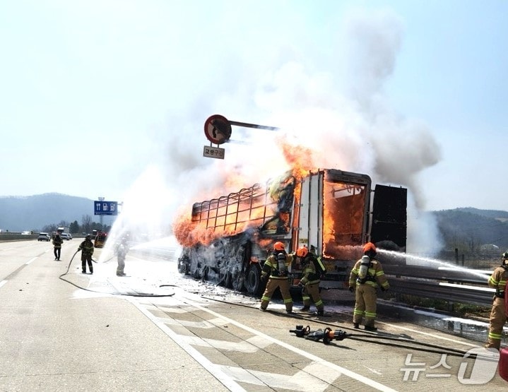 8일 오전 10시 56분쯤 충북 영동군 황간면 부산 방향 경부고속도로황간휴게소 인근을 주행 중이던 15톤 윙바디 화물차에 불이 났다. (영동소방서 제공. 재판매 및 DB금지) /뉴스1 